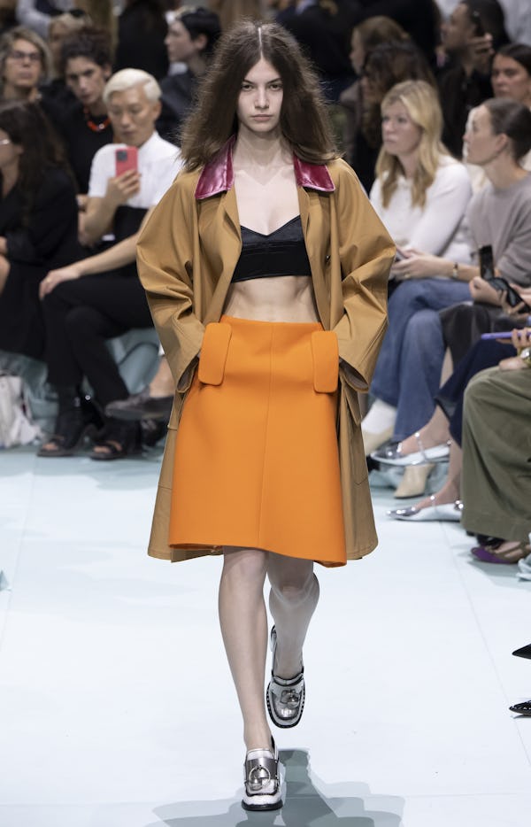 Una modelo camina por la pasarela durante el desfile de Prada Ready to Wear Primavera Verano 2025 como parte de...