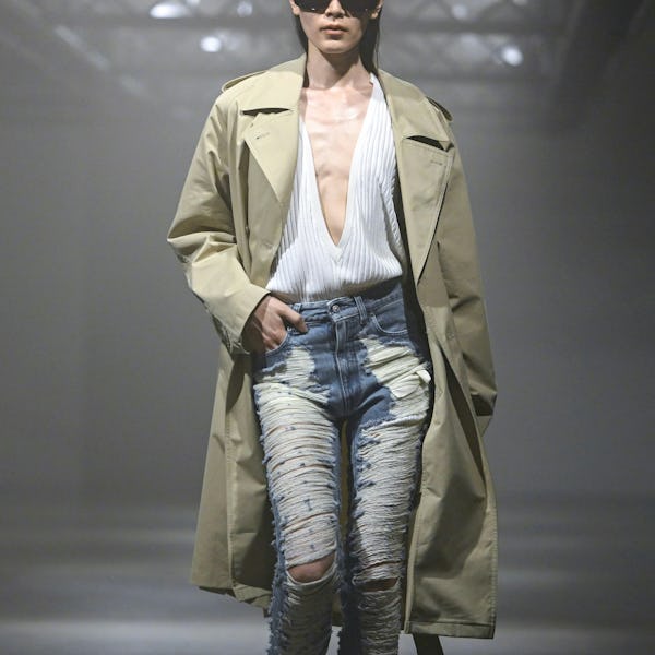 Una modelo camina por la pasarela durante el desfile de moda MM6 Maison Margiela Ready to Wear Primavera/Verano 2025...