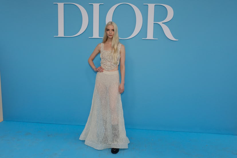 La actriz estadounidense Anya Taylor-Joy posa a su llegada antes de la colección Dior Women Ready-to-wear primavera-verano 2025...