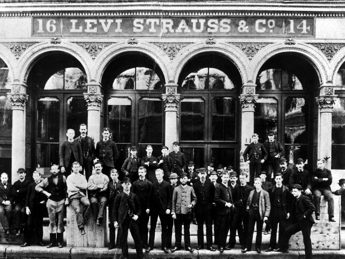 Una imagen en blanco y negro que muestra a los trabajadores de Levi's afuera de las instalaciones de la empresa en San Francisco en la década de 1880.