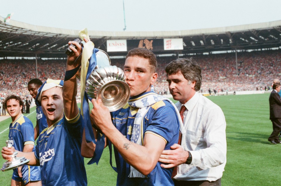 Vinnie levanta el trofeo de la FA con su compañero de equipo de Wimbledon, Dennis Wise, en 1988