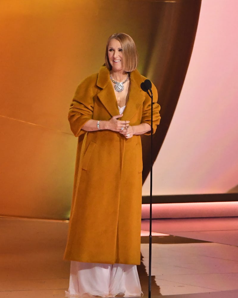 Celine Dion habla en el escenario durante la 66ª edición de los premios GRAMMY 