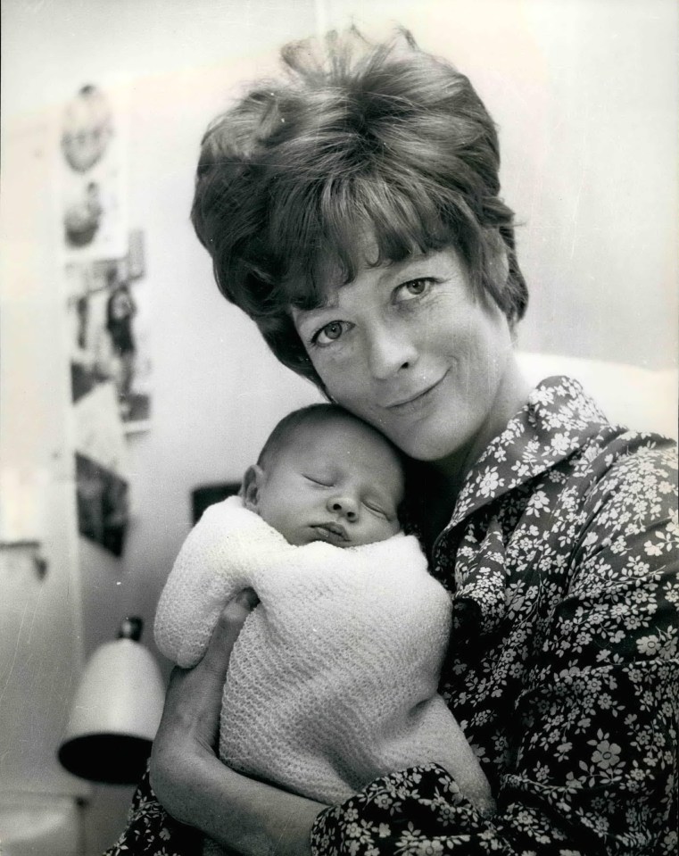 Dame Maggie con su hijo Toby en 1969