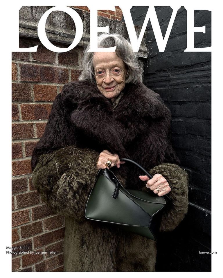 Dame Maggie en fotos para la precolección Primavera Verano 2024 de Loewe