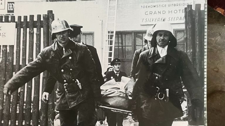 Los heridos y los fallecidos fueron sacados del hotel (foto: Colección del Museo de Bomberos de Eindhoven)