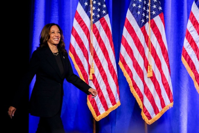 La vicepresidenta estadounidense, Kamala Harris, llega a un evento de campaña en el Teatro Philip Chosky en Pittsburgh, Pensilvania.