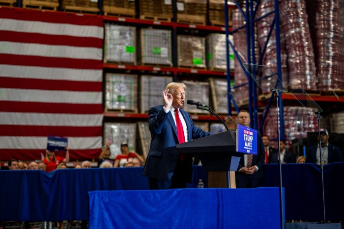 Donald Trump habla con los asistentes durante un mitin de campaña en Mint Hill, Carolina del Norte.