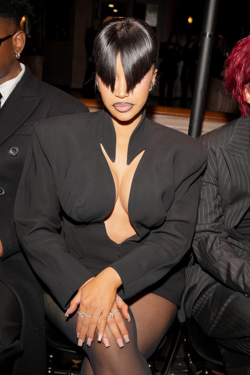 Cardi B en Mugler RTW Spring 2025 como parte de la Semana de la Moda Ready to Wear de París celebrada en Le Trianon el...