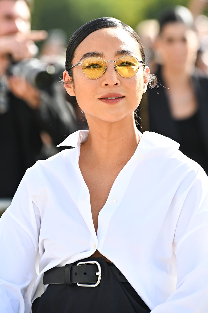 PARÍS, FRANCIA - 27 DE SEPTIEMBRE: Greta Lee asiste al desfile Loewe Paris Womenswear Primavera-Verano 2025 un...