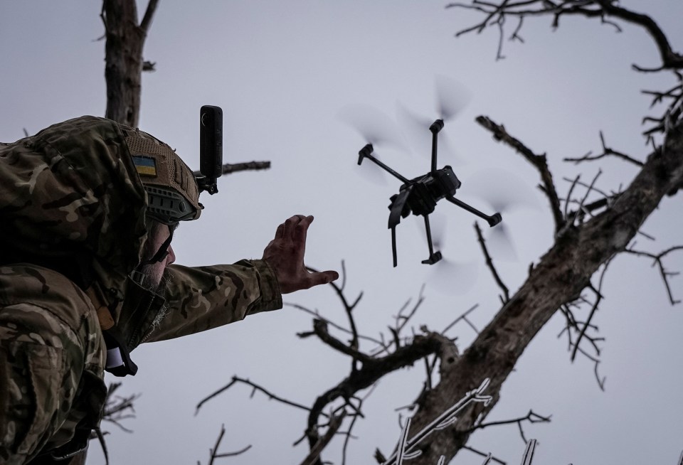 Un soldado ucraniano lanza un dron kamikaze FPV en primera línea