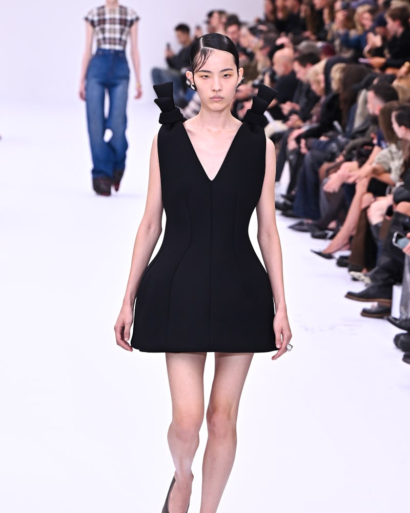 Una modelo camina por la pasarela durante el desfile de moda femenina Primavera-Verano 2025 de Acne Studios. 