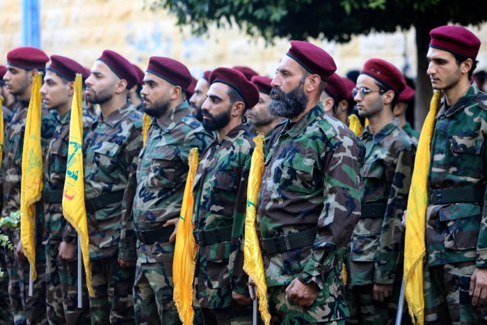 Combatientes de Hezbolá participan en un cortejo fúnebre