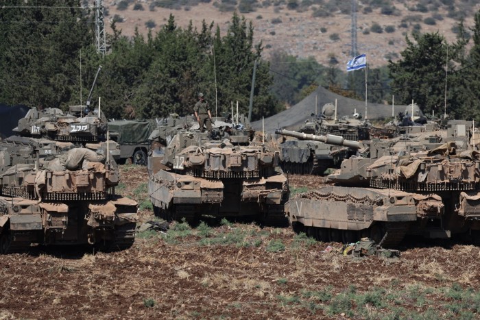 Soldados israelíes con sus tanques se reúnen en el norte de Israel