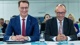 Renania del Norte-Westfalia, Münster: Friedrich Merz (r), presidente federal de la CDU y líder del grupo parlamentario de la Unión, y Hendrik Wüst (CDU), Primer Ministro de Renania del Norte-Westfalia, se sientan juntos en la 46ª conferencia del partido estatal de la CDU Renania del Norte -Westfalia.