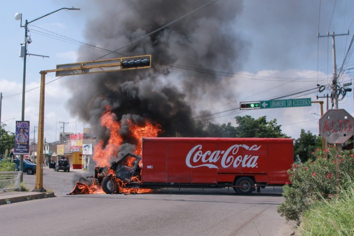 Se ve un camión en llamas en las calles de Culiacán, estado de Sinaloa, México