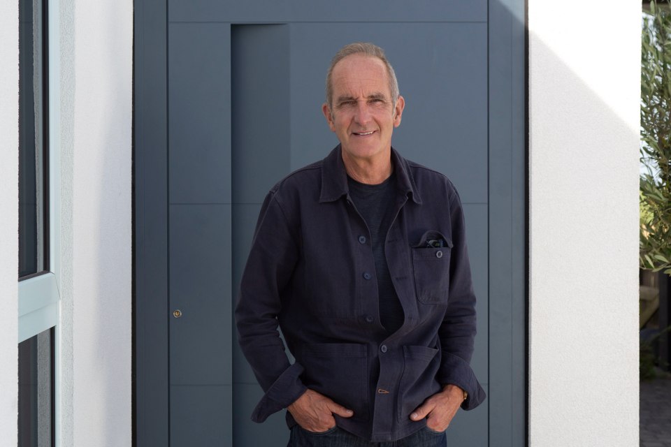 Kevin McCloud criticó los grandes diseños como "doloroso"