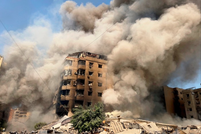 El humo se eleva cuando un edificio se derrumba en los suburbios del sur de Beirut, el sábado 28 de septiembre de 2024.