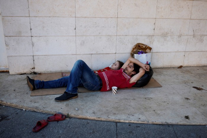 Una familia desplazada duerme cerca de la céntrica Plaza de los Mártires de Beirut después de huir de los ataques israelíes nocturnos en el sur de Beirut, en el Líbano.