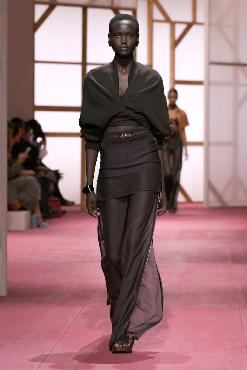 Modelo en la pasarela de Hermès RTW Primavera 2025 