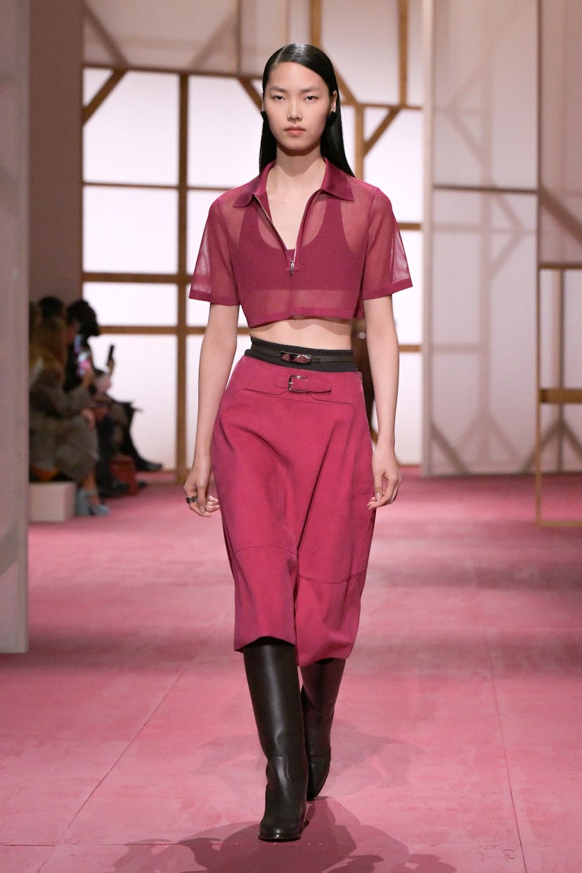 Modelo en la pasarela de Hermès RTW Primavera 2025 