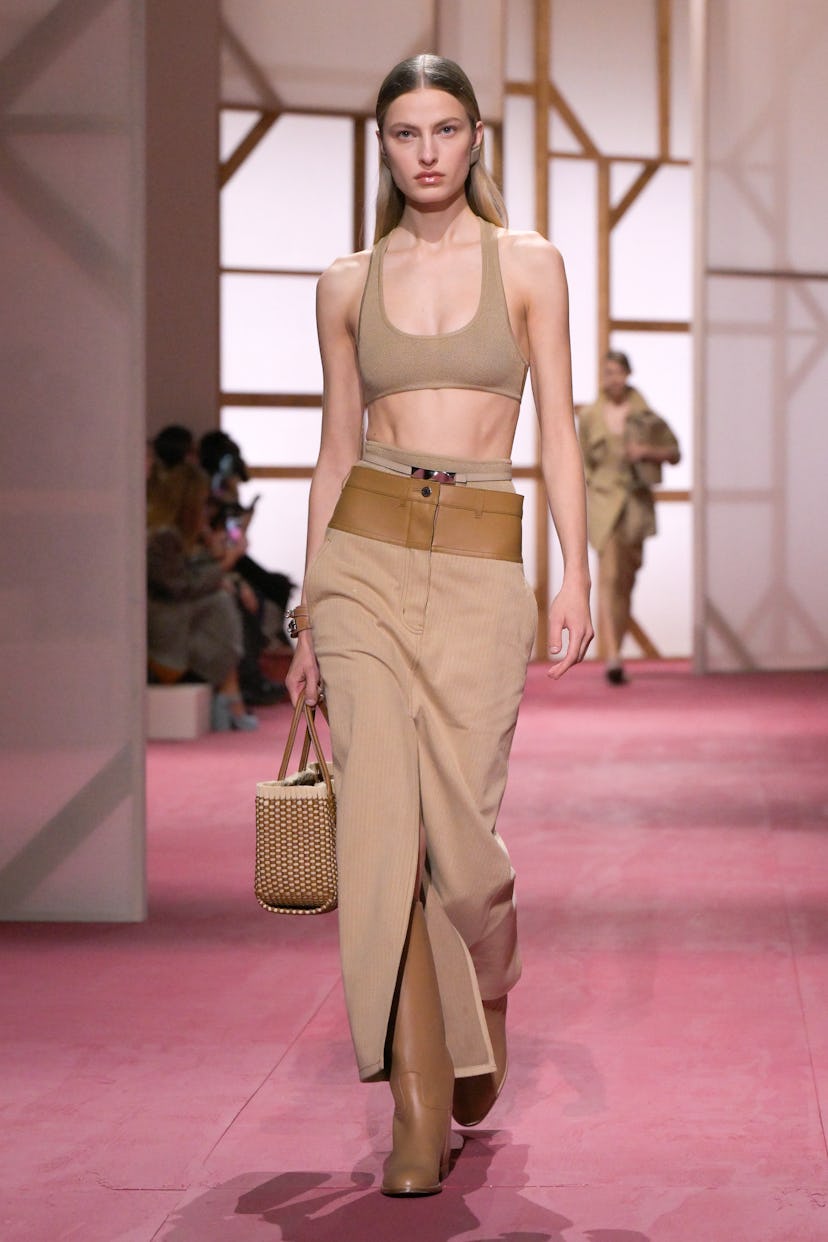 Modelo en la pasarela de Hermès RTW Primavera 2025 