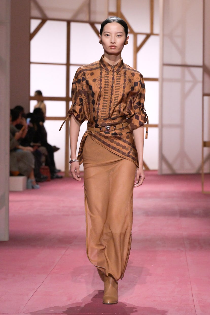 Modelo en la pasarela de Hermès RTW Primavera 2025 