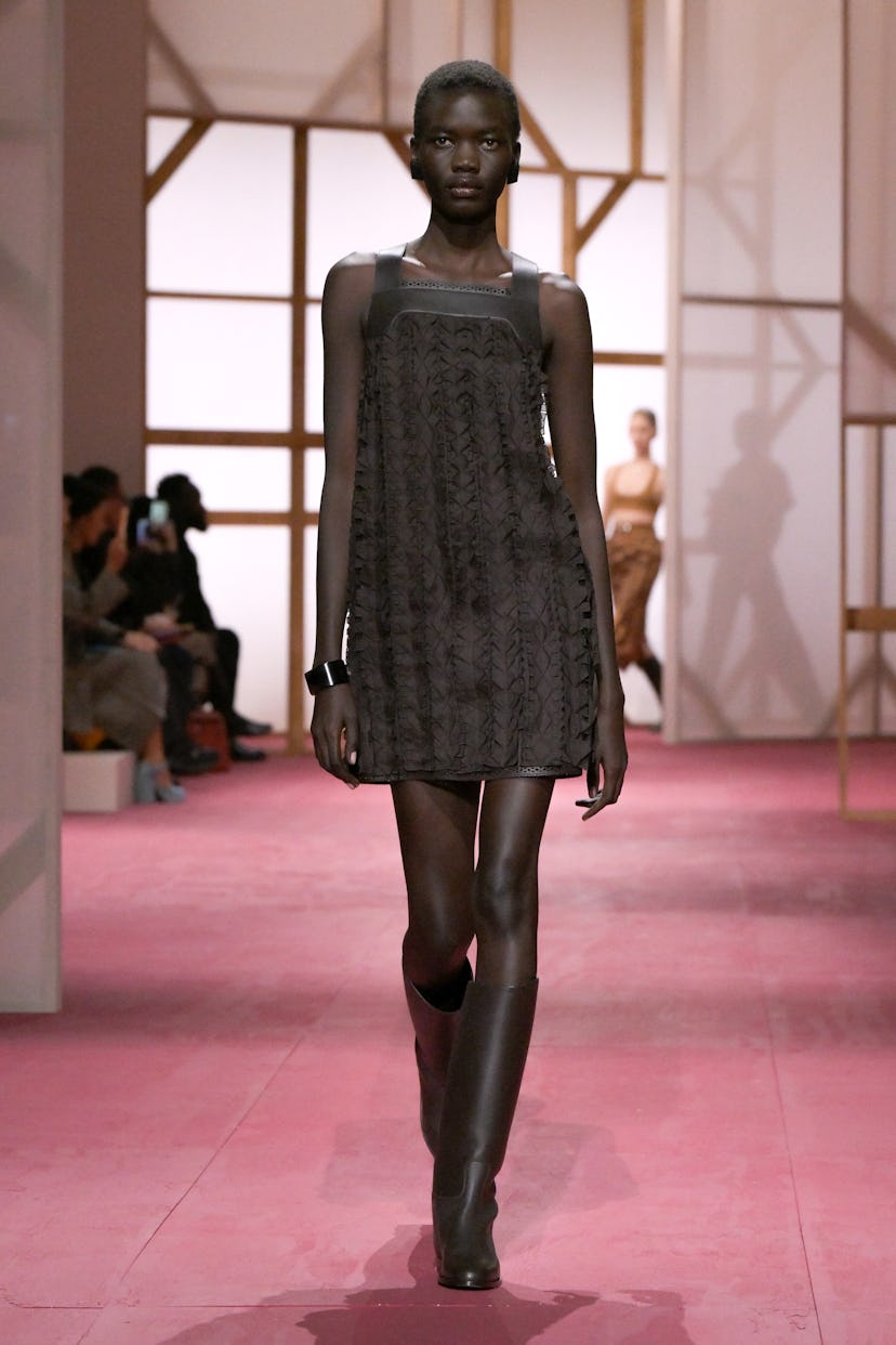 Modelo en la pasarela de Hermès RTW Primavera 2025 