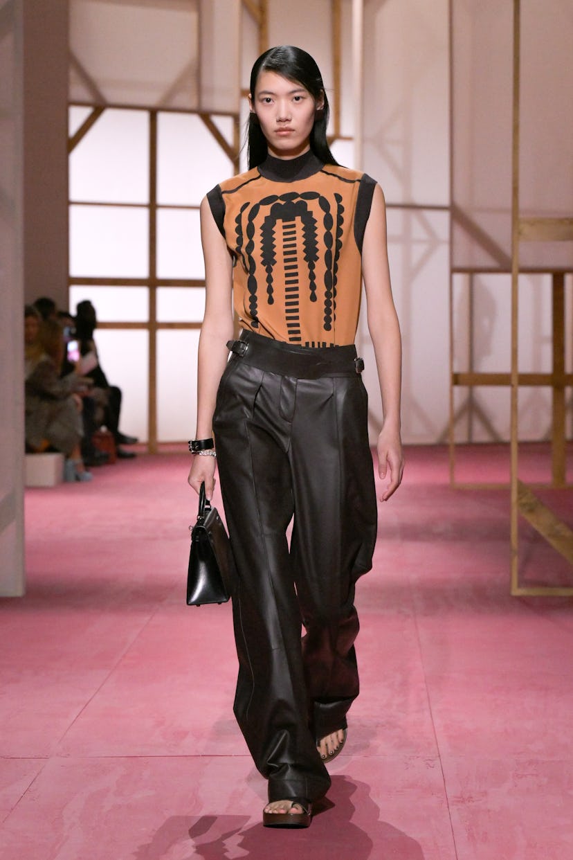 Modelo en la pasarela de Hermès RTW Primavera 2025