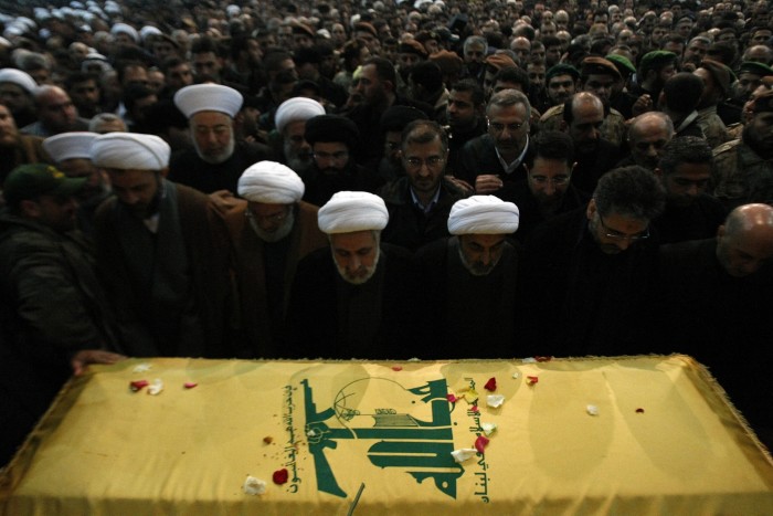 Los dolientes rezan ante el ataúd de un comandante de Hezbolá asesinado en Beirut en 2008.