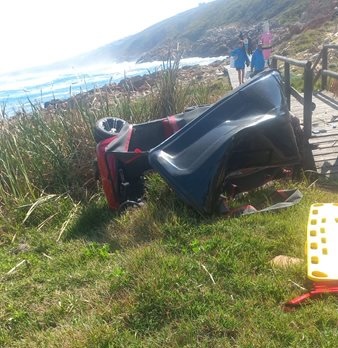 Se detuvo justo antes del océano pero hirió a sus cuatro ocupantes.