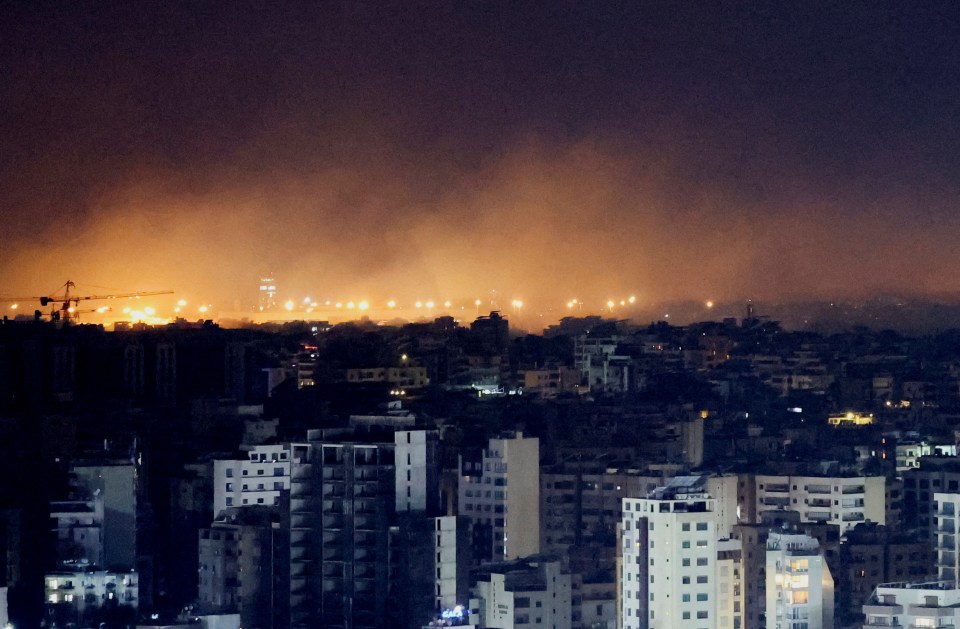 El humo se eleva sobre los suburbios del sur de Beirut tras los ataques