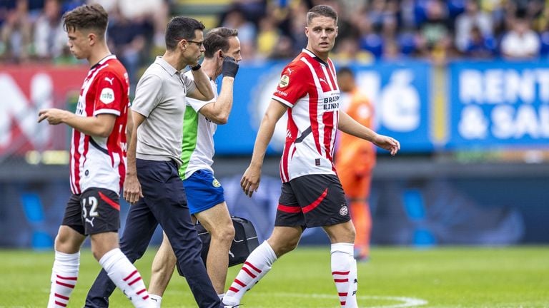 Joey Veerman también recibió un golpe en la primera mitad (foto: ANP). 