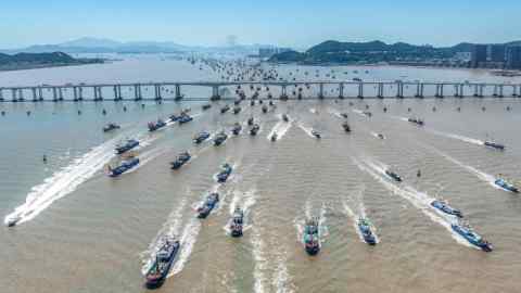 Vista aérea de barcos pesqueros que se dirigen al mar en Zhoushan, en la provincia de Zhejiang, en el este de China