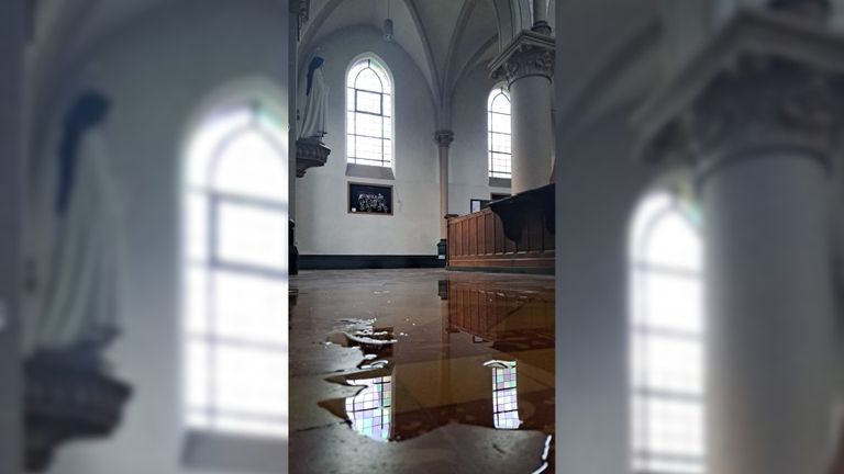 El agua de lluvia cae en la iglesia de Houtse (foto: Miranda van Bragt)