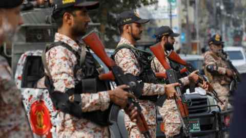 Soldados paramilitares hacen guardia en una carretera antes de las elecciones generales en Karachi, Pakistán