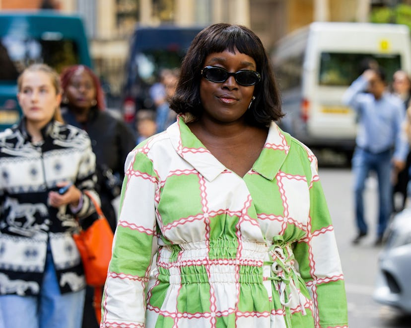 Semana de la moda de Londres primavera/verano 2025 tendencia street style flequillo 