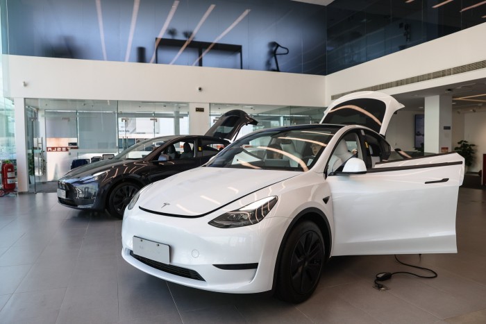 Autos Tesla modelo Y en exhibición en una sala de exposición de Beijing