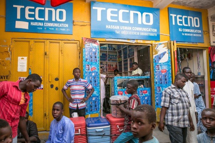 Tecno cede tres quioscos de telefonía móvil en el mercado