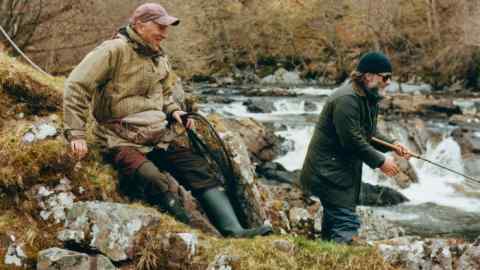 El autor pescando en el río Carron con Jim, el guía.