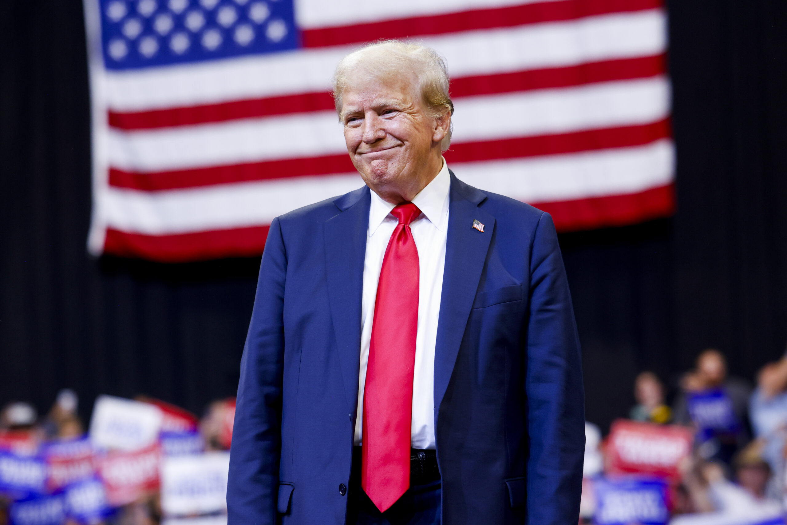 El candidato presidencial republicano y expresidente de Estados Unidos, Donald Trump, camina hacia el escenario para hablar en un mitin en Brick Breeden Fieldhouse de la Universidad Estatal de Montana el 9 de agosto de 2024 en Bozeman, Montana.