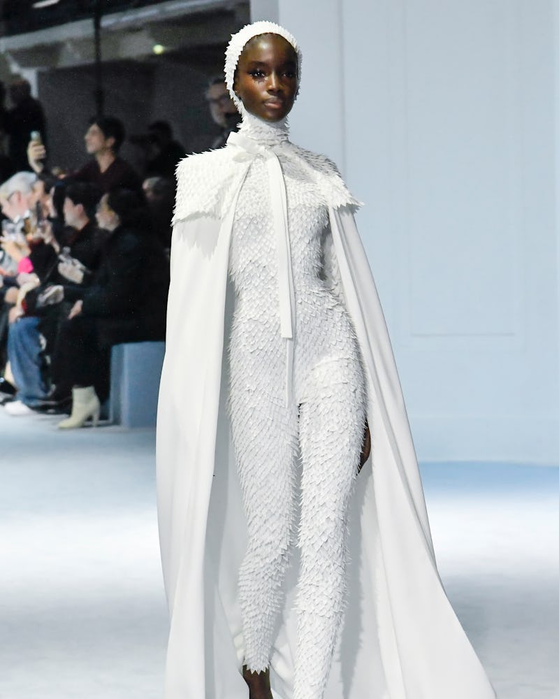 Una modelo camina por la pasarela durante el desfile de Alta Costura Primavera/Verano de Jean Paul Gaultier por Haider Ackermann...