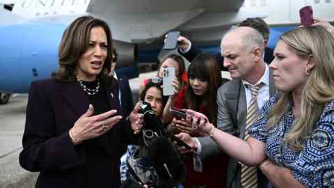 Kamala Harris habla con periodistas en la pista de un aeropuerto