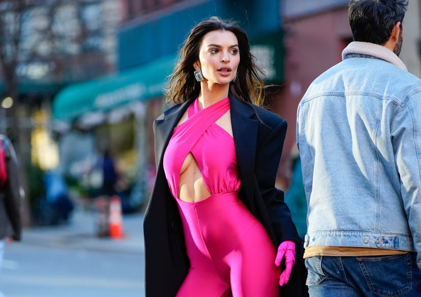 Emily Ratajkowski lleva pendientes Heaven Mayhem