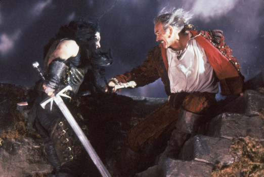 Kurgan (izquierda, Clancy Brown) en la pelea contra Ramírez (Sean Connery)