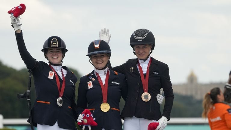 Haerkens (centro, oro) y Voets (izquierda, plata) también subieron al podio anteriormente en estos juegos (foto: ANP).