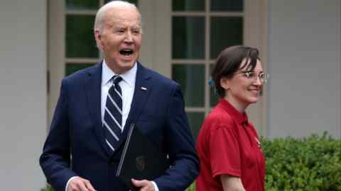 Joe Biden sonríe mientras habla en el jardín de rosas de la Casa Blanca.