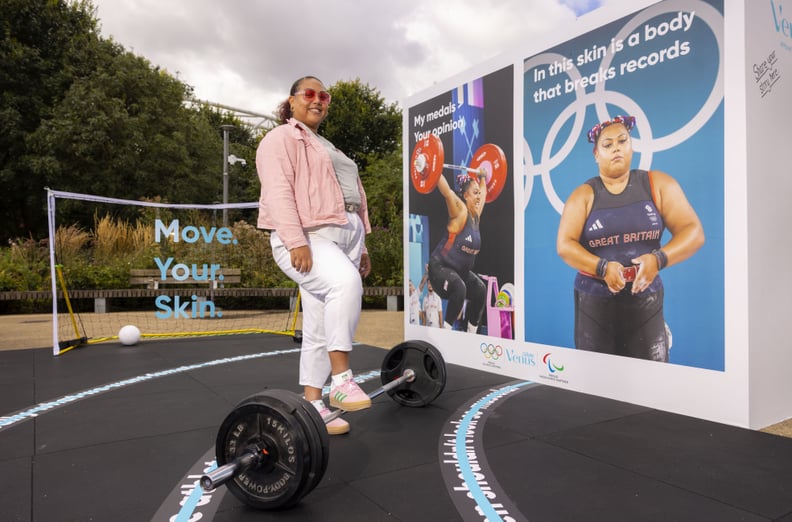 *** USO EDITORIAL GRATUITO *** Las atletas del equipo británico Emily Campbell y Becky Downie y la defensora del Arsenal, Lotte Wubben-Moy, se han asociado con Venus para presentar una instalación que invita a la reflexión en el Parque Olímpico Queen Elizabeth que enfrenta las barreras que impiden