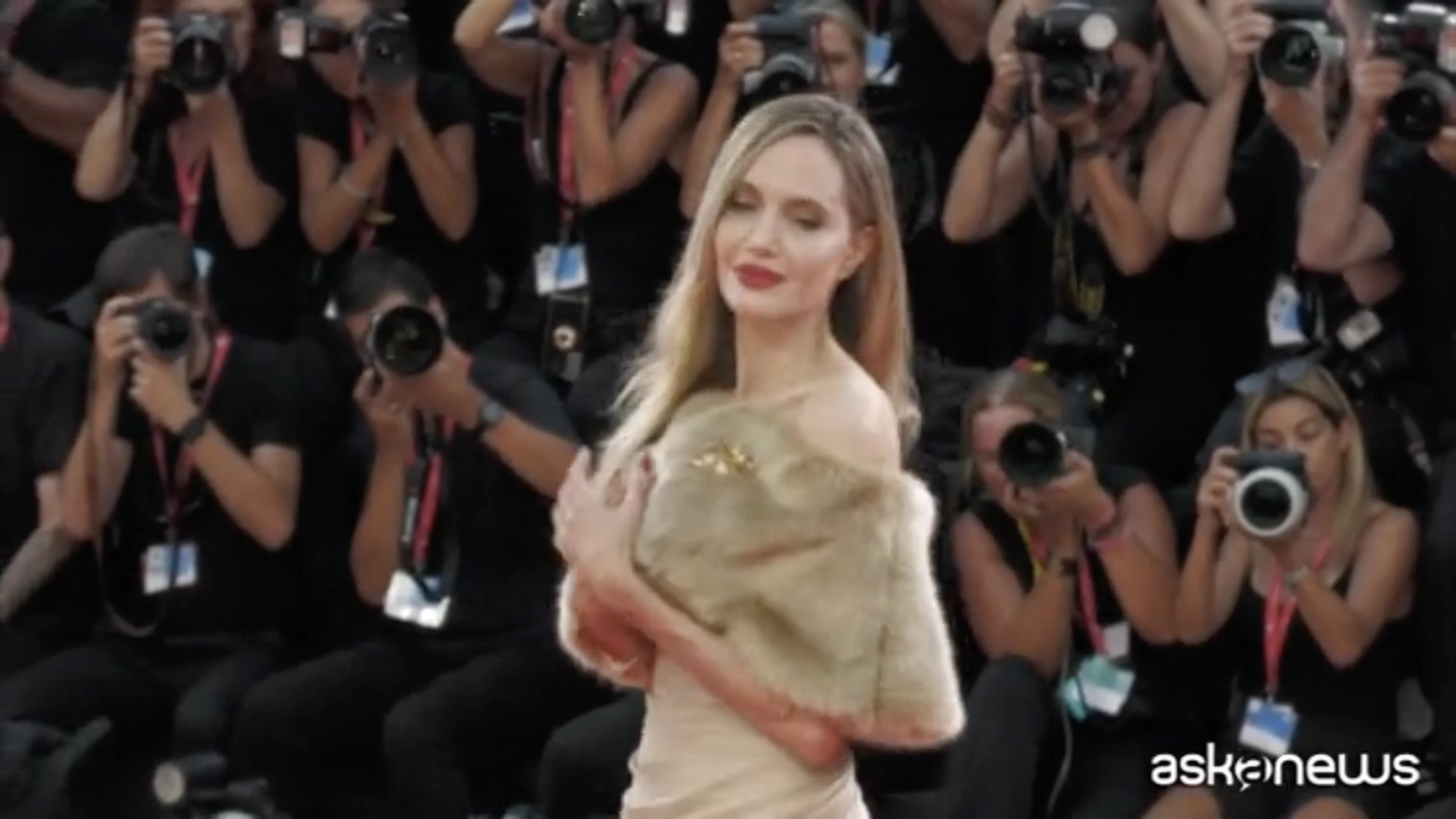 En Venecia 2024, una espléndida Angelina Jolie en la alfombra roja con Favino