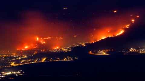 Los incendios arden como resultado de cohetes lanzados desde el Líbano hacia el norte de Israel, junto a la ciudad de Kiryat Shmona, cerca de la frontera con Líbano, el 3 de junio de 2024