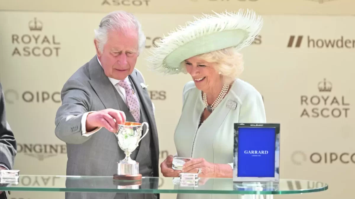 El rey Carlos gana en Royal Ascot y se emociona: en la entrega de premios deja caer la copa